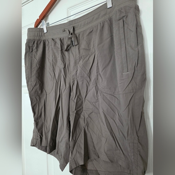 L.L. Bean Womens Vista Camp Shorts Toasted Almond Size 1XL Outdoor Hiking - Picture 2 of 4